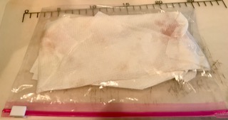 塩をふりキッチンペーパーで包んだまま保存袋に入れて冷蔵庫で寝かせます