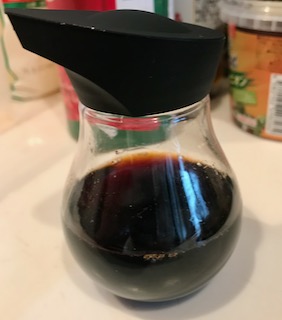 燻した醤油を醤油差しに入れます