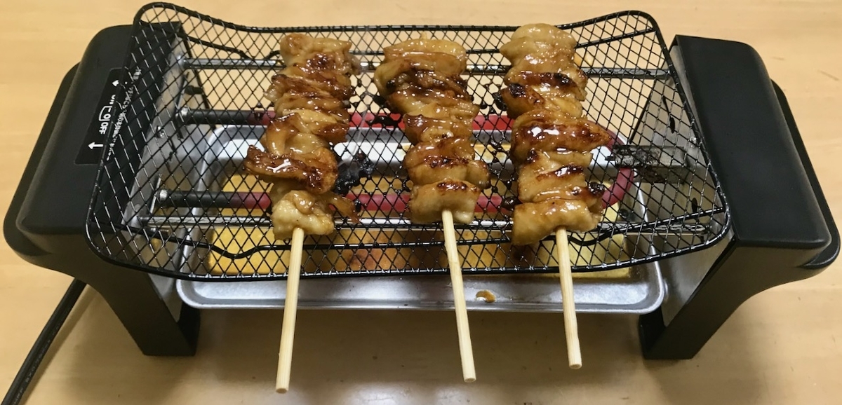 電気焼き台で業務スーパーの冷凍焼き鳥（皮）を燒いてます！