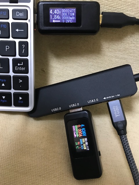 変換HUBからGPD Pocket2への給電は4.4V1.84A。USB2.0の無負荷状態の電圧は4.6V。