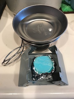 固形燃料20gをパチビットに載せて準備を整えます。