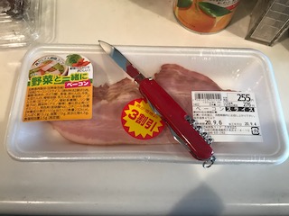 今回の食材、ベーコン。ダイソーの100円8徳ナイフで短冊切りにします。