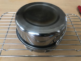 ベーコンは上に載せる容器に収まるようにうまく配置します。