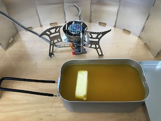 メスティンに材料を入れてかき混ぜ、蓋をします。