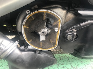 完全崩壊してボロボロのクランクケース部エアフィルター。