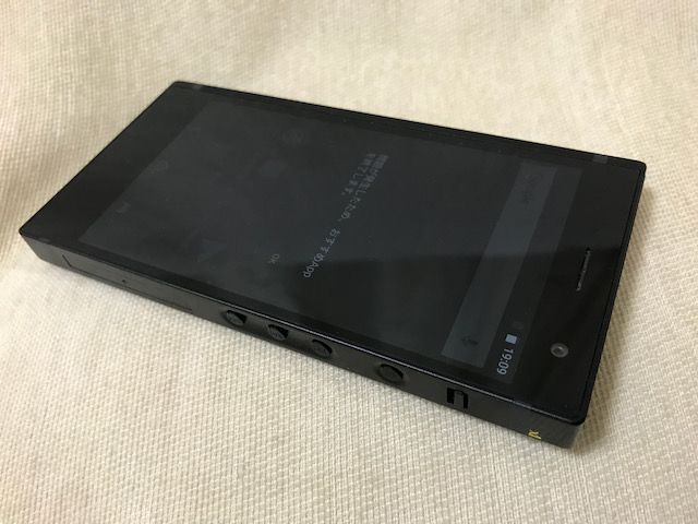 本体右側面には前曲、再生/一時停止、次曲の3ボタンがあります。