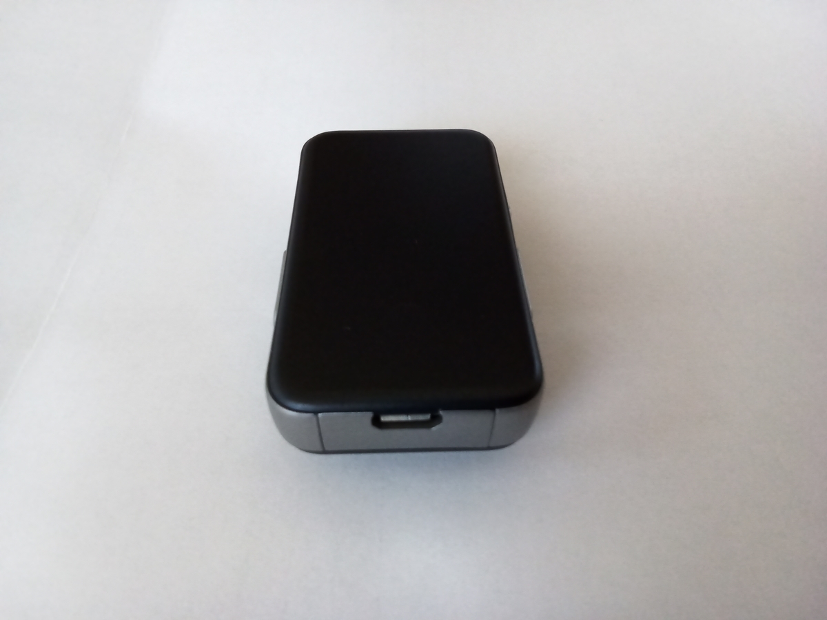 本体正面。下側面にmicroUSB端子があります。