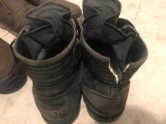 約20年もののブーツ。ボロボロですw