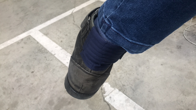 今はなき上野コーリンで買った20年物のバイクブーツ。裂けた部分を布テープで補修しましたが、いつまで持つやら。