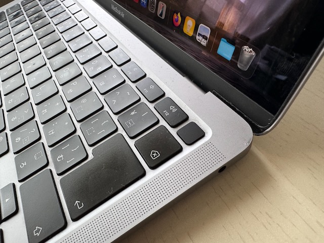 MacBook Air 2020 の電源ボタンは小さくなり、TouchIDに対応しています。