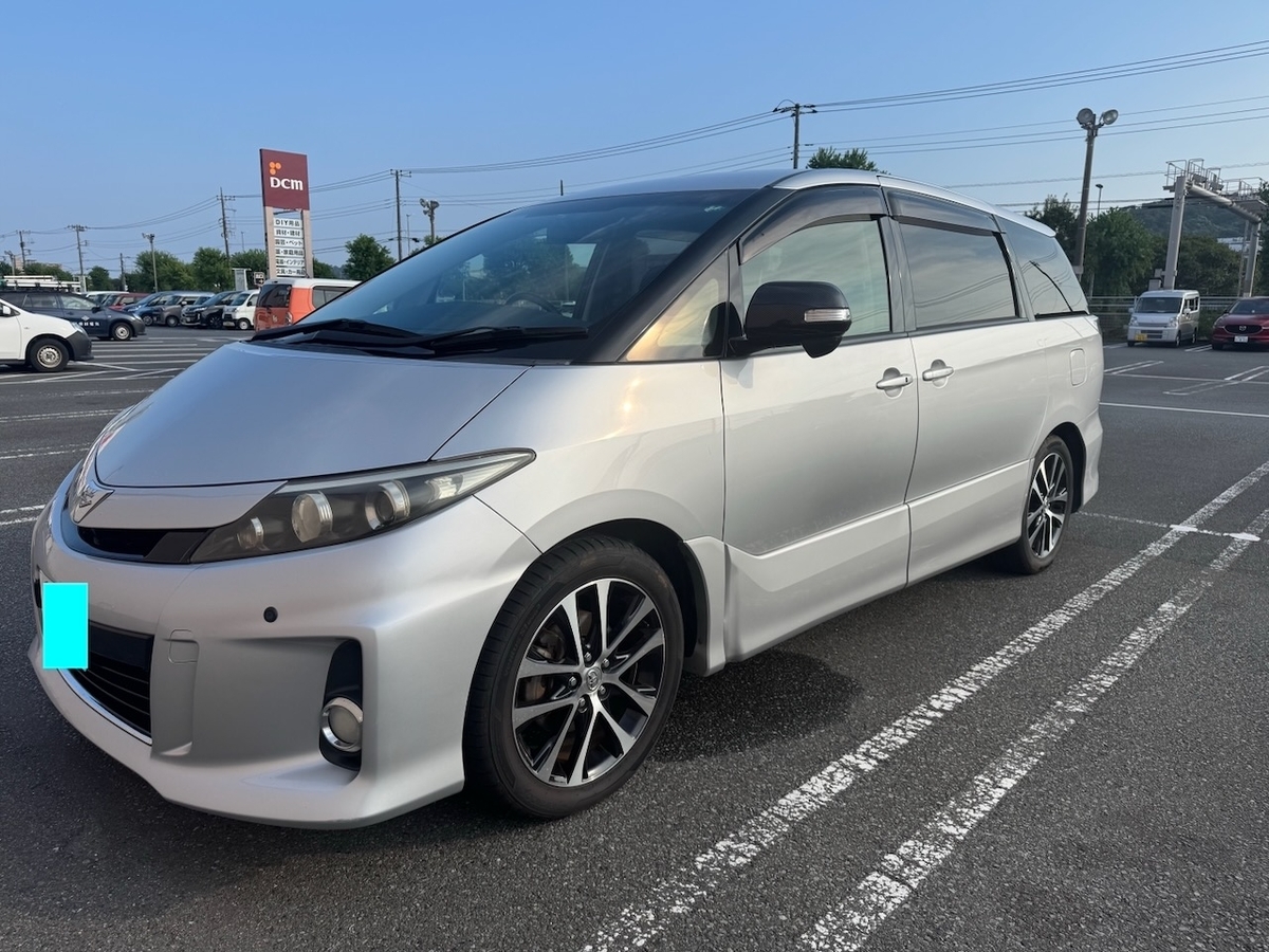 シルバーのエスティマにカーボン調ブラックのミラーカバーを装着!