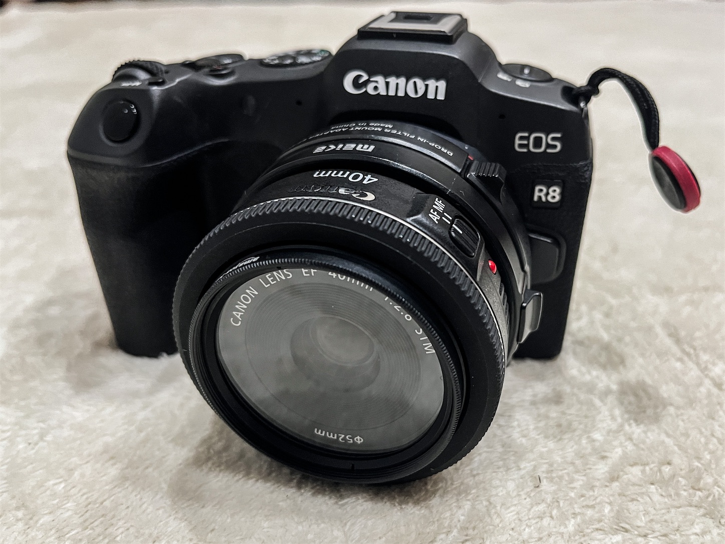 【美品】キャノンEF40mmf2.8STM ホワイト プロテクター赤.黒付き 美品】キャノンEF40mmf2.8STM ホワイト プロテクター赤.黒付き