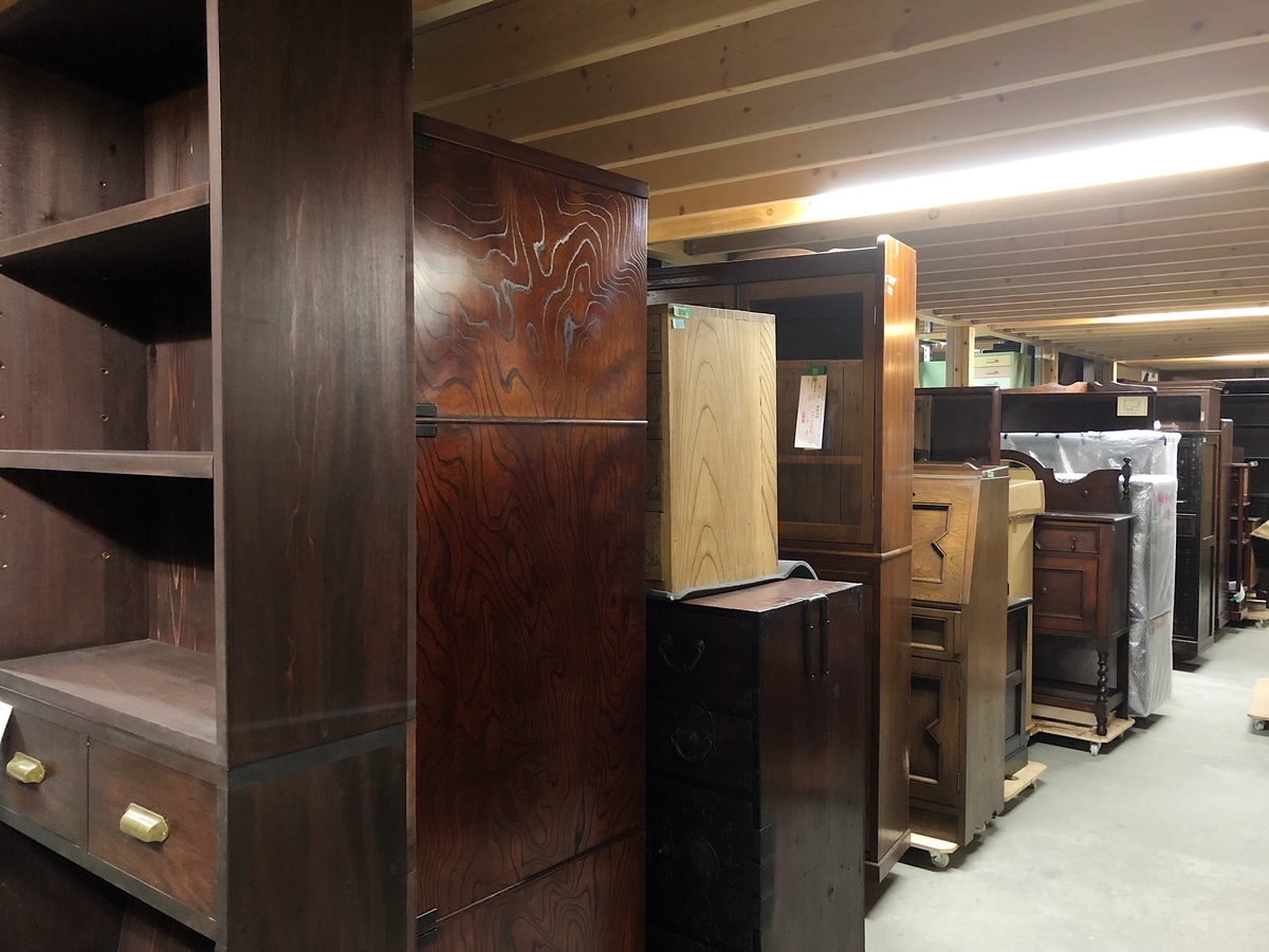 倉庫の中にはアンティーク家具がたくさん