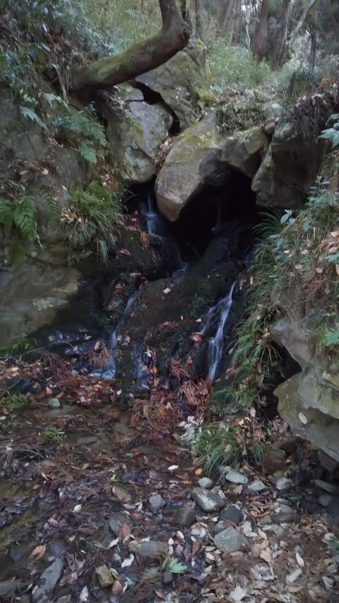 茨城県つくば市の宝篋山 極楽寺ハイキングコース道中にある慈悲ノ滝