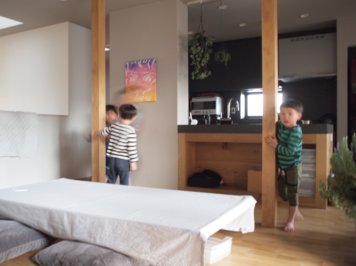 吹き抜けリビングに子ども3人