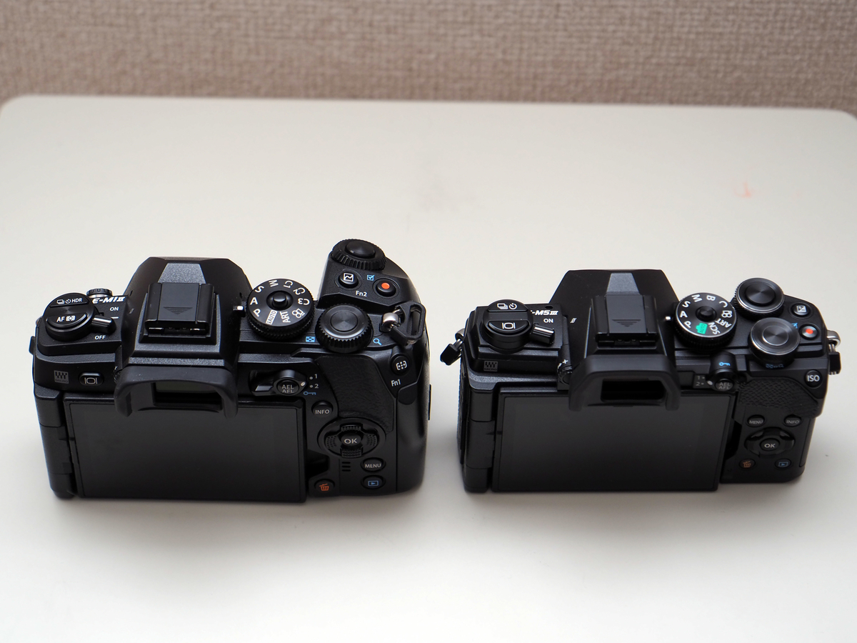E-M1 markⅢとE-M1 markⅡの外観比較4
