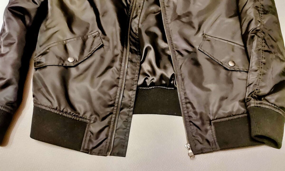 MA-1の前身頃からのぞいた背中側の短寸丈の部分