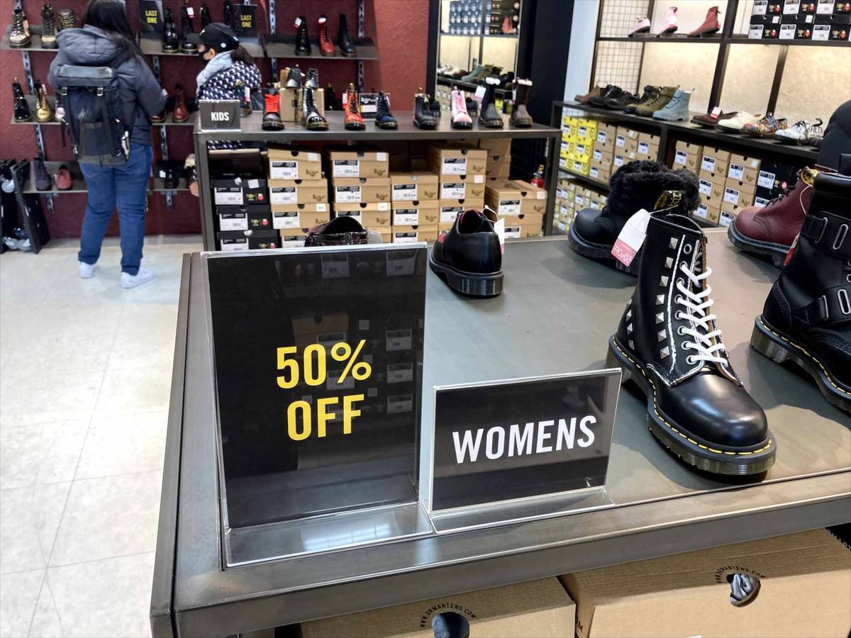 越谷レイクタウンのdr Martensアウトレットに行ってみた ドクターマーチン マーチン ブログ 店舗 値段 越谷 メンズ イオン レイクタウン アウトレット サンダル Travel Kurarin