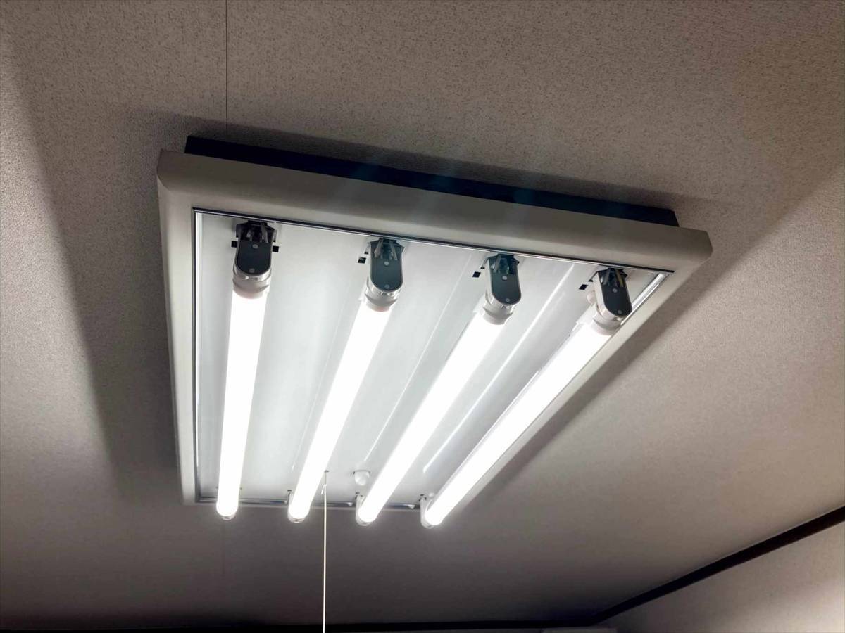 グロー球式蛍光灯をLED蛍光灯に交換するには付け替えるだけ