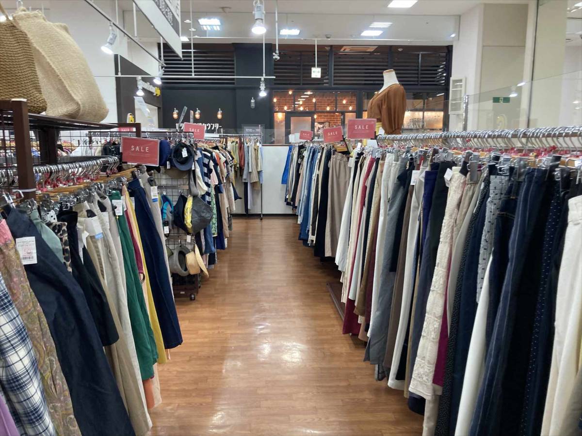 Where to Buy Secondhand Clothing in Tokyo: 【Suburban / Tachikawa】BOOKOFF  SUPER BAZAAR Tachikawa