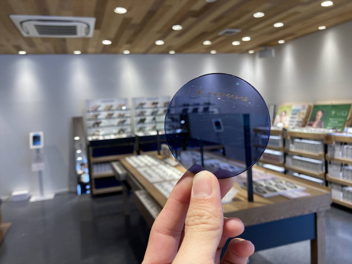 【JINS対zoff】調光・可視光レンズ実物の比較をしてみた！サングラス、メガネの実際に買ってみた口コミレビュー！