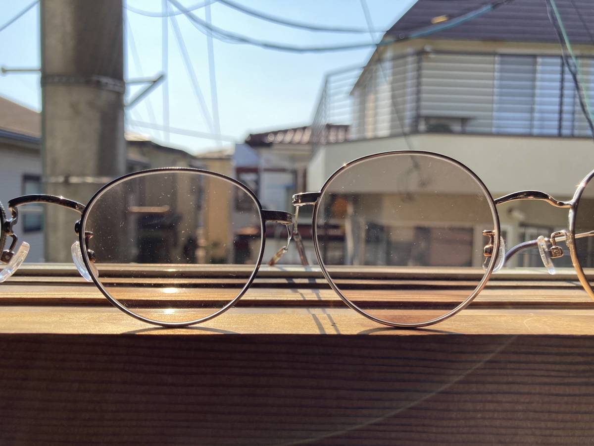 【JINS対zoff】調光・可視光レンズ実物の比較をしてみた！サングラス、メガネの実際に買ってみた口コミレビュー！