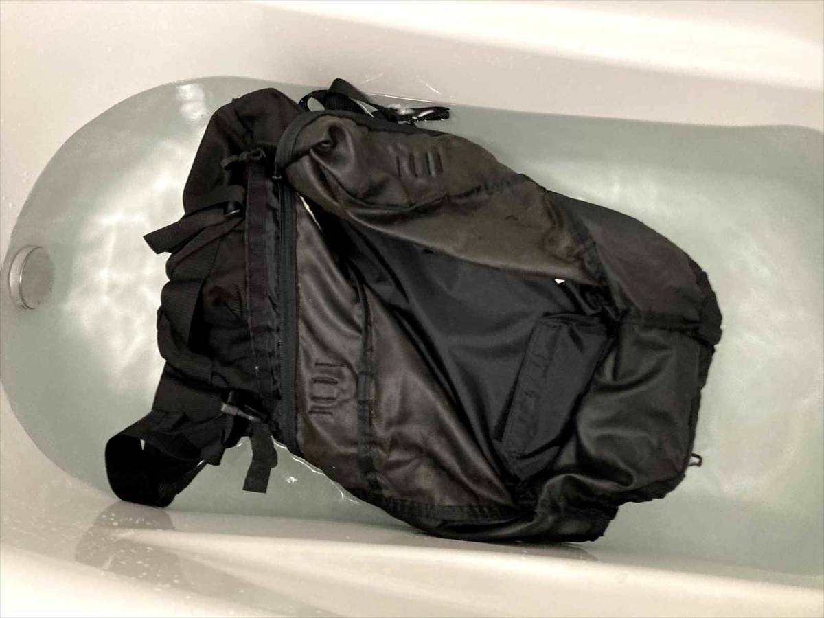 レインウェアの内側のベタベタを重曹で剥がす！マウンテンパーカー、バックパックの加水分解を綺麗に掃除してみた