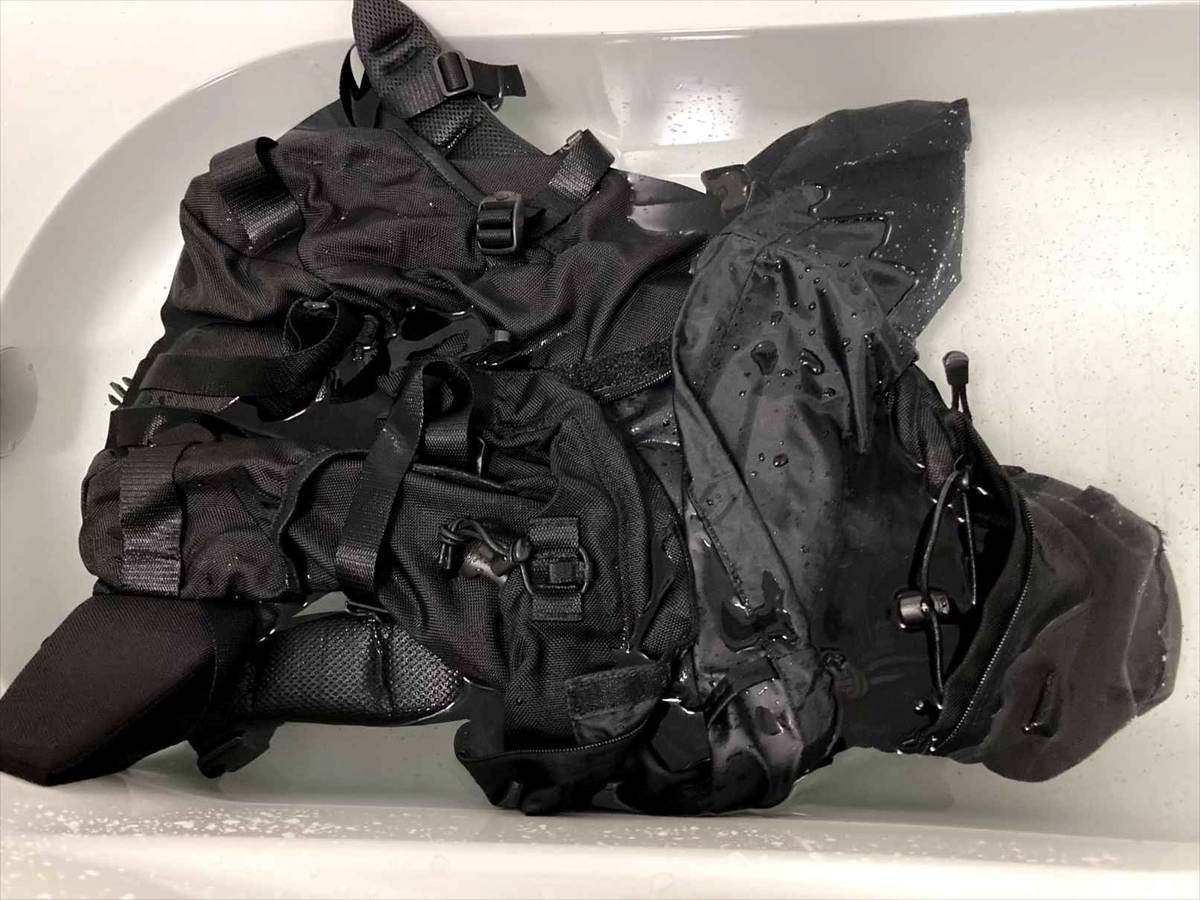 レインウェアの内側のベタベタを重曹で剥がす！マウンテンパーカー、バックパックの加水分解を綺麗に掃除してみた
