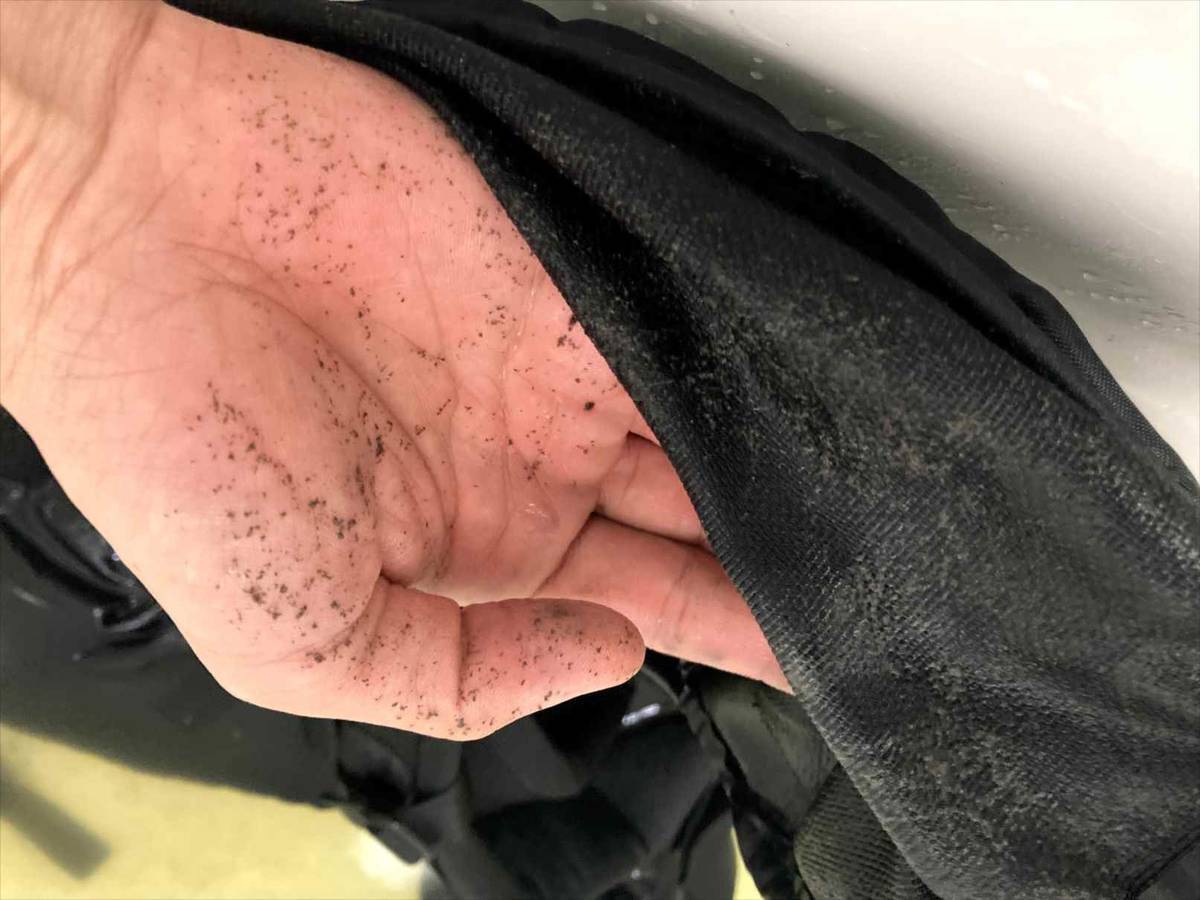 レインウェアの内側のベタベタを重曹で剥がす！マウンテンパーカー、バックパックの加水分解を綺麗に掃除してみた