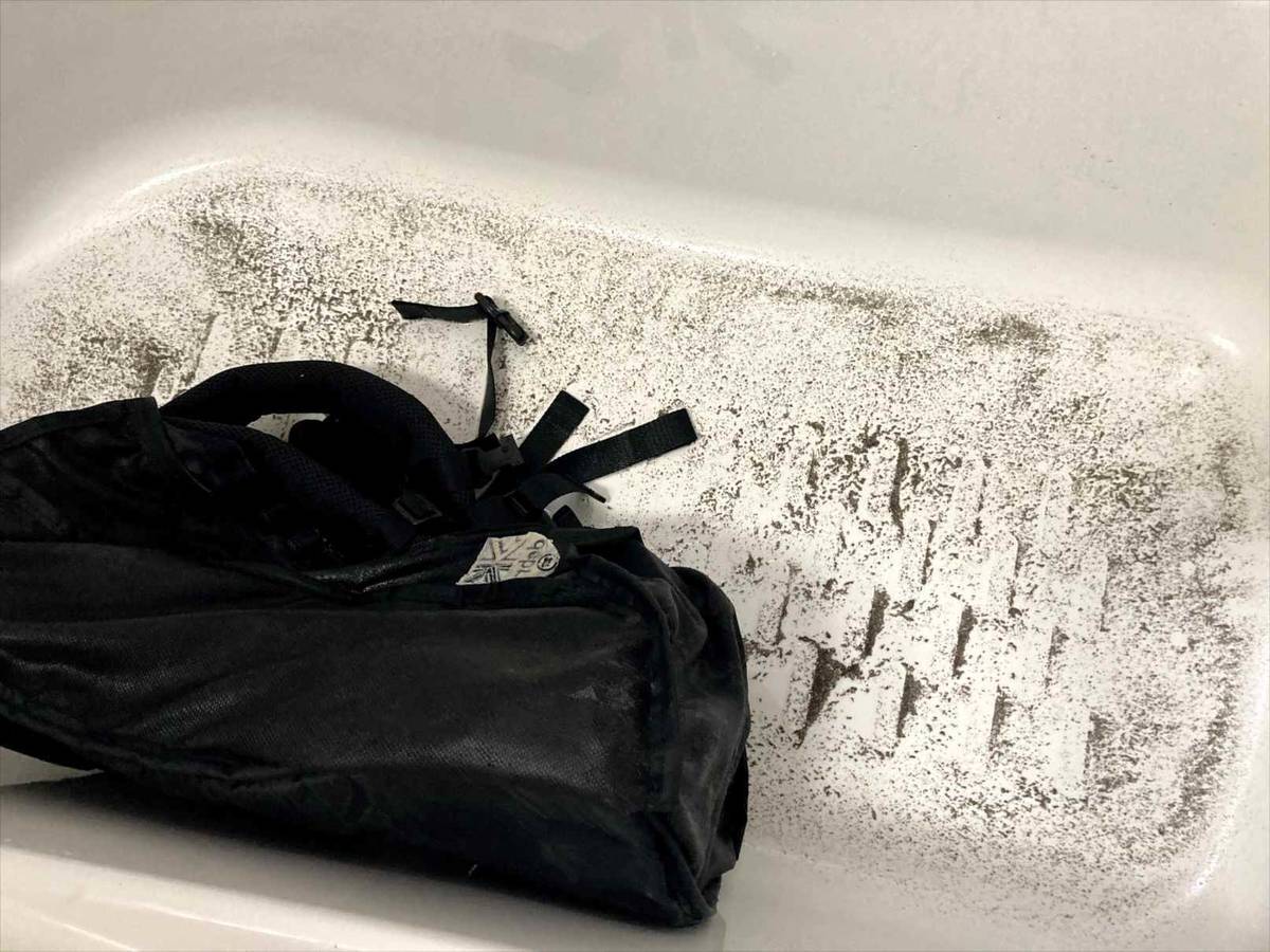 レインウェアの内側のベタベタを重曹で剥がす！マウンテンパーカー、バックパックの加水分解を綺麗に掃除してみた