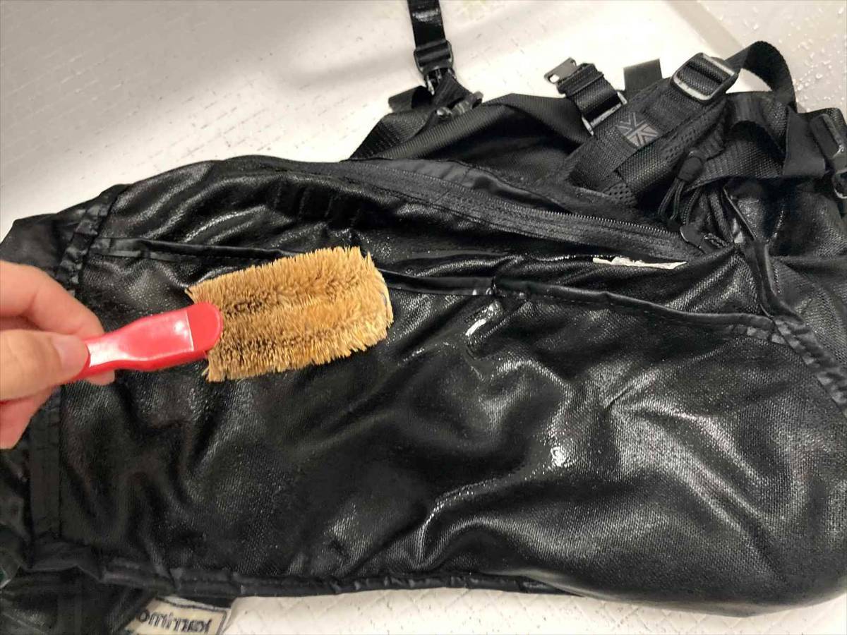 レインウェアの内側のベタベタを重曹で剥がす！マウンテンパーカー、バックパックの加水分解を綺麗に掃除してみた