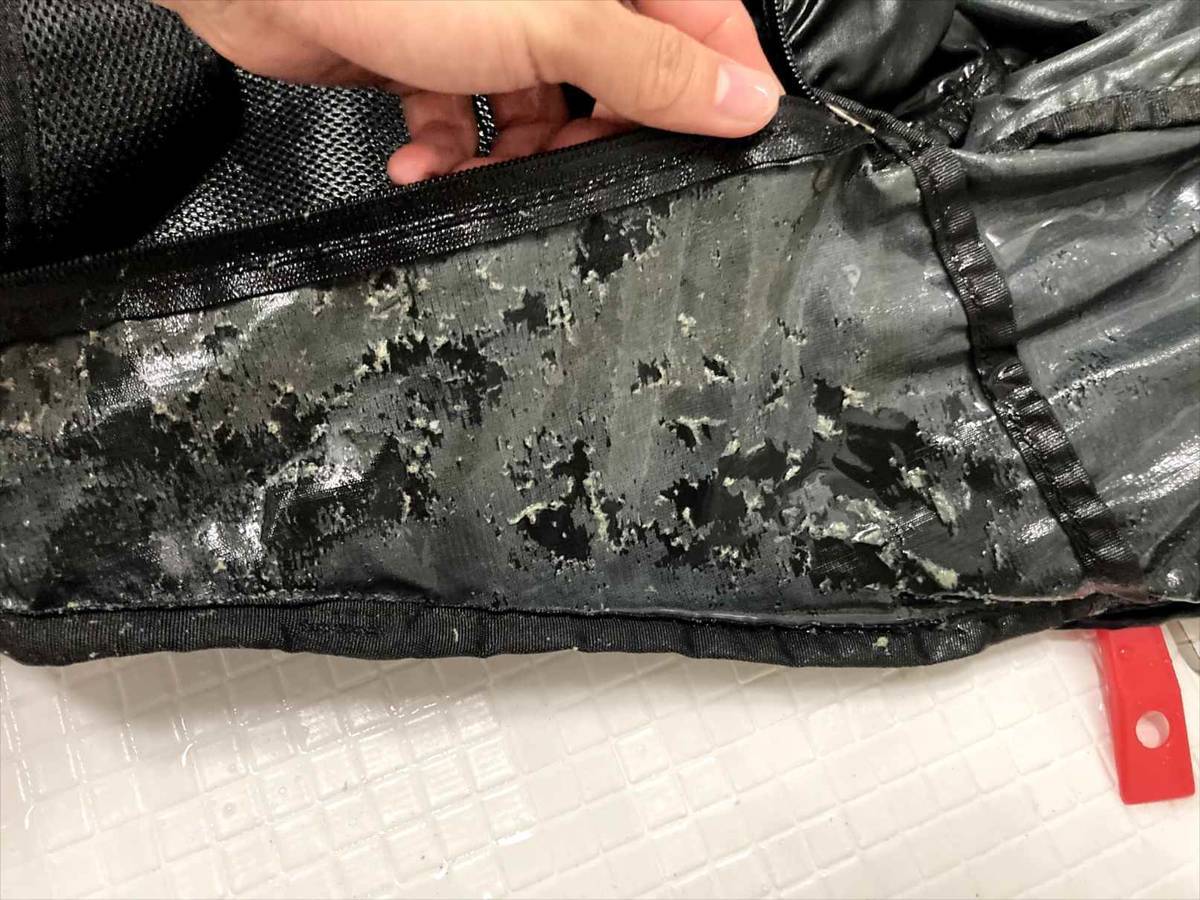 レインウェアの内側のベタベタを重曹で剥がす！マウンテンパーカー、バックパックの加水分解を綺麗に掃除してみた