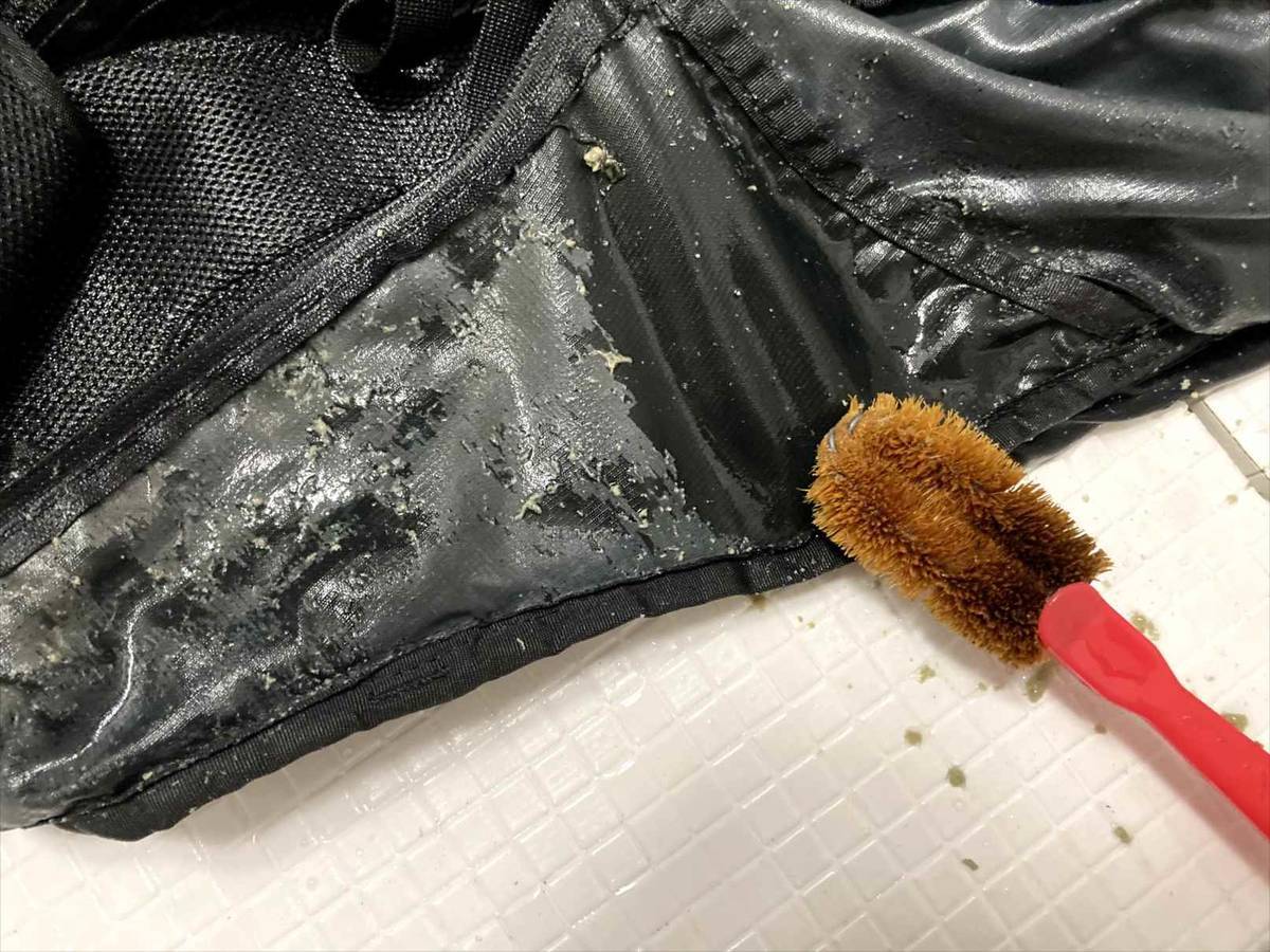 レインウェアの内側のベタベタを重曹で剥がす！マウンテンパーカー、バックパックの加水分解を綺麗に掃除してみた