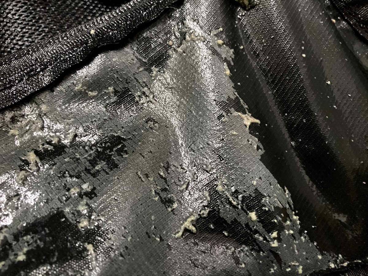 レインウェアの内側のベタベタを重曹で剥がす！マウンテンパーカー、バックパックの加水分解を綺麗に掃除してみた