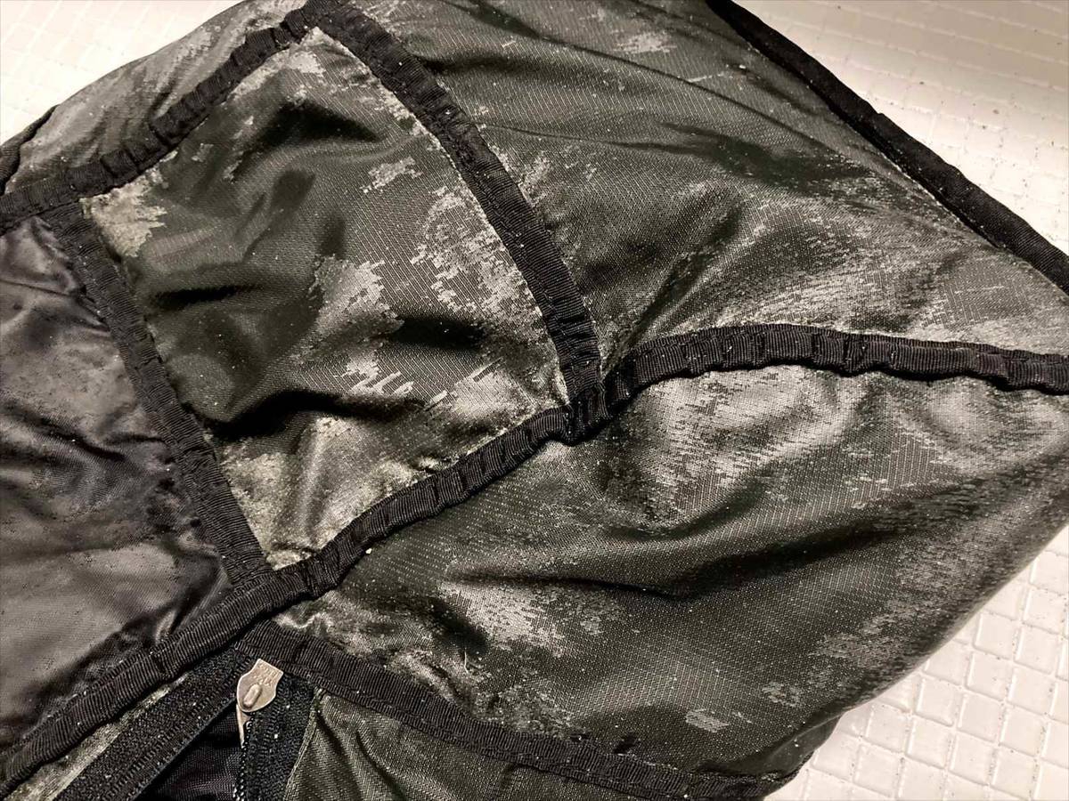 レインウェアの内側のベタベタを重曹で剥がす！マウンテンパーカー、バックパックの加水分解を綺麗に掃除してみた