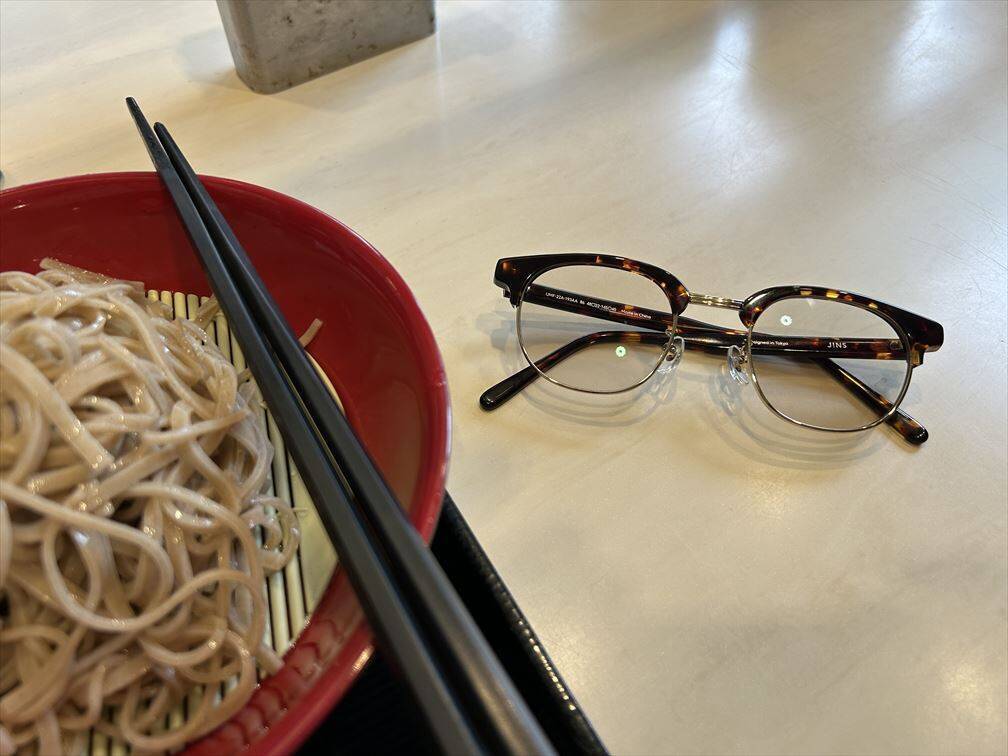 【JINSとzoff】調光・可視光レンズの比較をしてみた！サングラス、メガネの実際に買ってみた口コミレビュー！