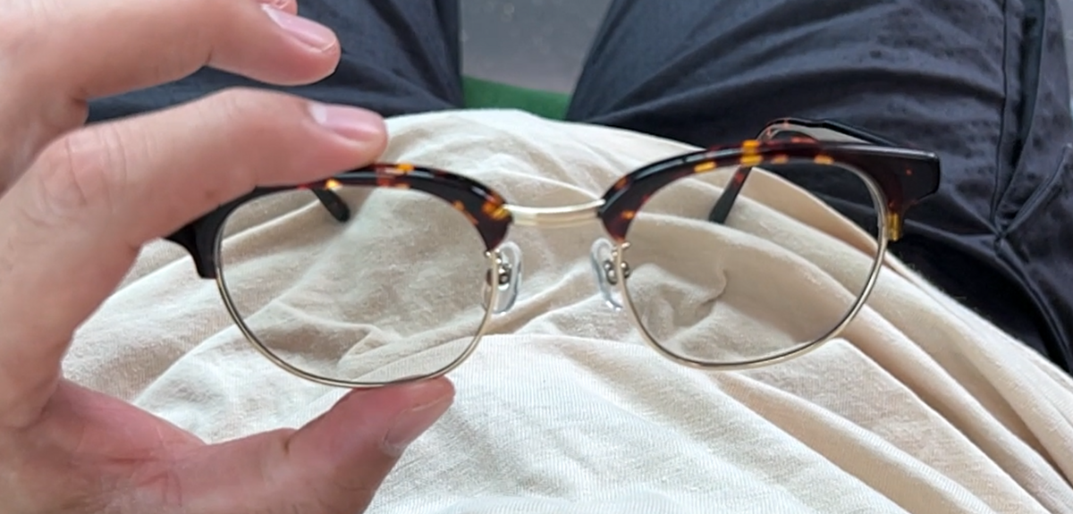 【JINSとzoff】調光・可視光レンズの比較をしてみた！サングラス、メガネの実際に買ってみた口コミレビュー！