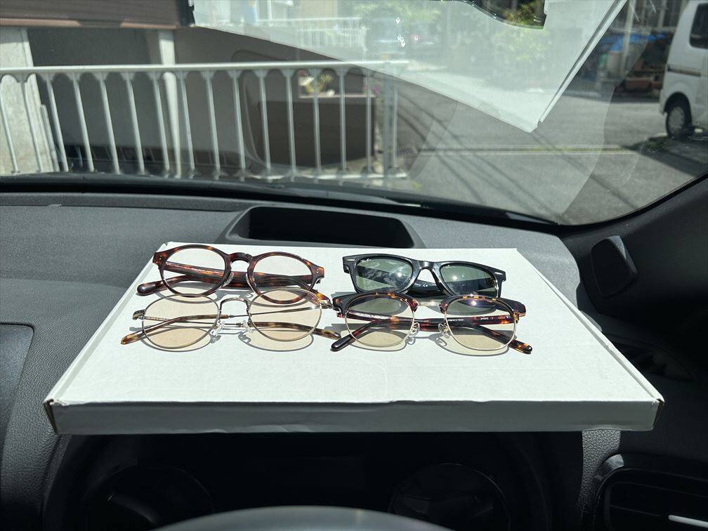 【JINSとzoff】調光・可視光レンズの比較をしてみた！サングラス、メガネの実際に買ってみた口コミレビュー！