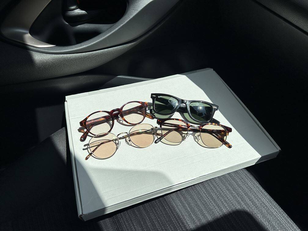 【JINSとzoff】調光・可視光レンズの比較をしてみた！サングラス、メガネの実際に買ってみた口コミレビュー！