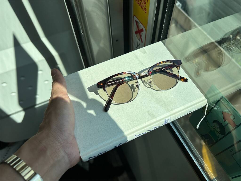 【JINS対zoff】調光・可視光レンズ実物の比較をしてみた！サングラス、メガネの実際に買ってみた口コミレビュー！