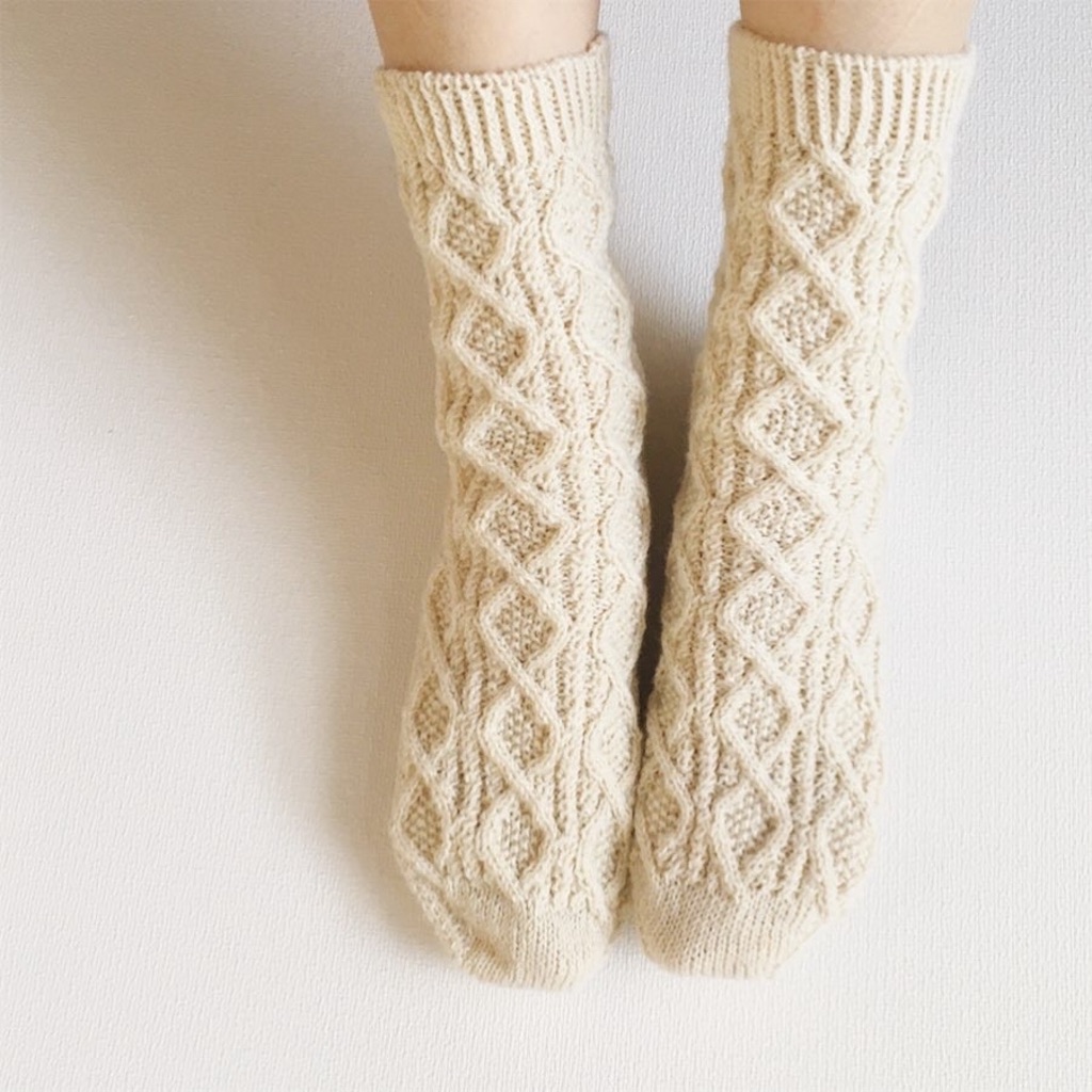 アラン模様の白い靴下履いてみました - ハンドメイドとちいさな暮らし アラン模様の白い靴下履いてみました - ハンドメイドとちいさな暮らし
