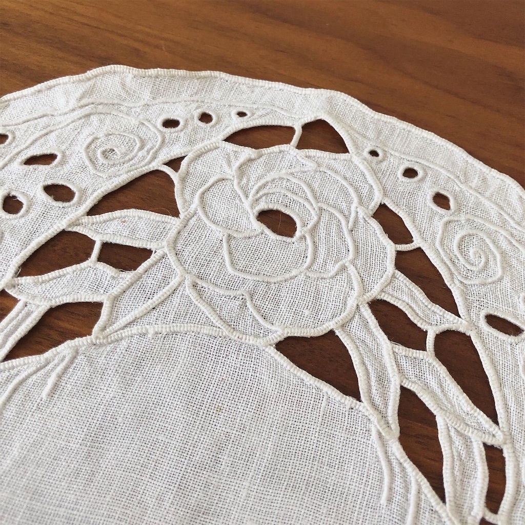 白糸刺繍のアンティークドイリー - ハンドメイドとちいさな暮らし