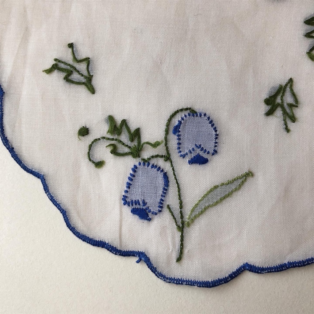 アンティーク シアーなオーガンジードイリー 桜草ペイズリ風アップリケ KJ刺繍 SPRING COPENHAGEN｜Mother Seal ・Baby Seal/木製オブジェ