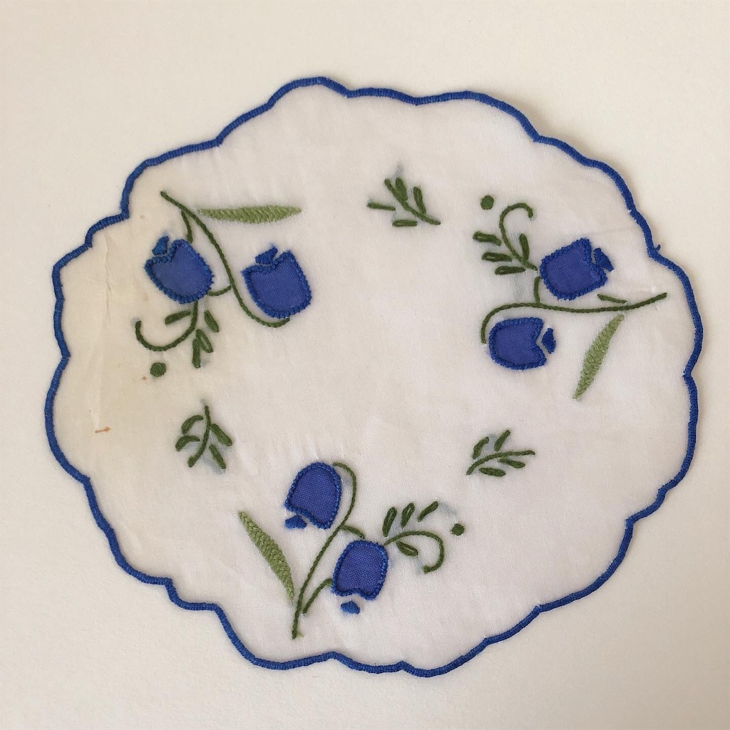 アンティーク シアーなオーガンジードイリー 桜草ペイズリ風アップリケ KJ刺繍 カットワーク刺繍 ドイリー 約25cm [Pure Rosa]｜アミブルージュ