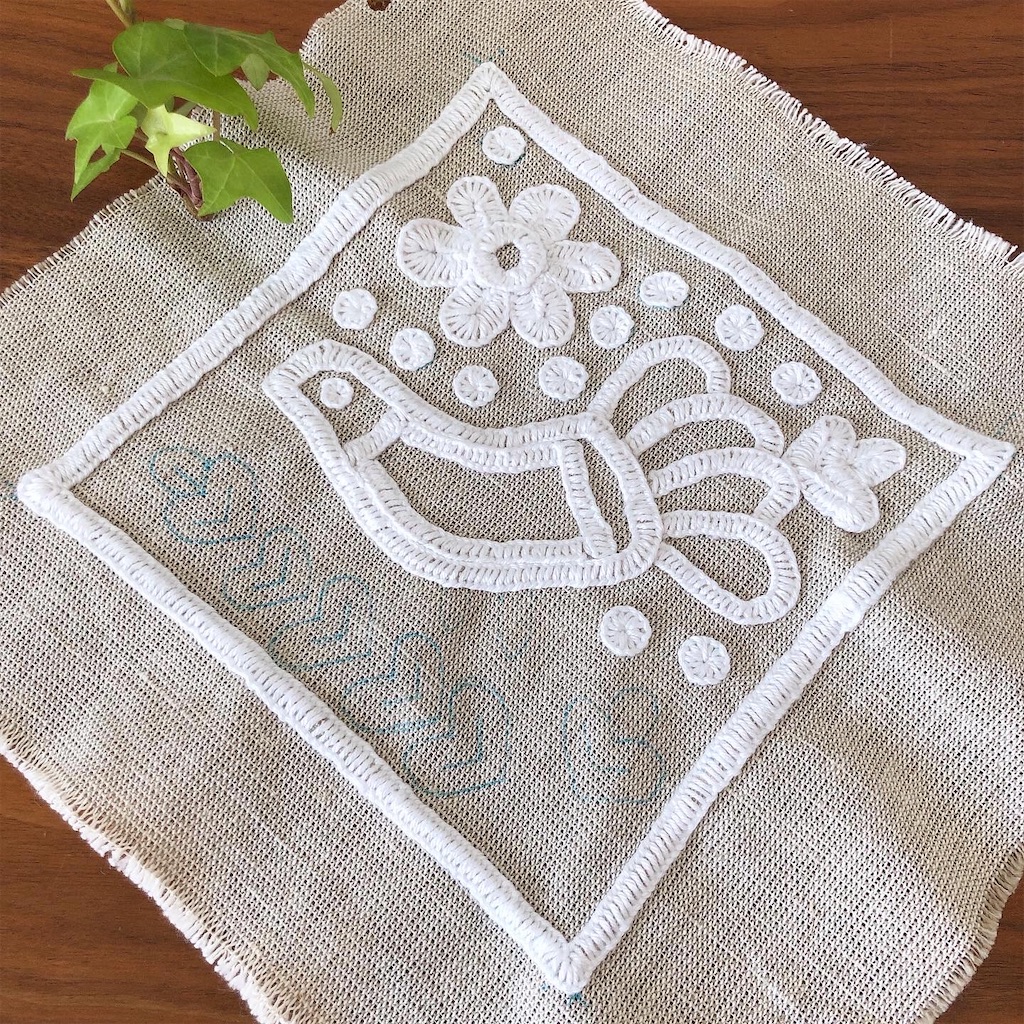 白いイーラーショシュが半分ぐらい刺せた - ハンドメイドとちいさな暮らし