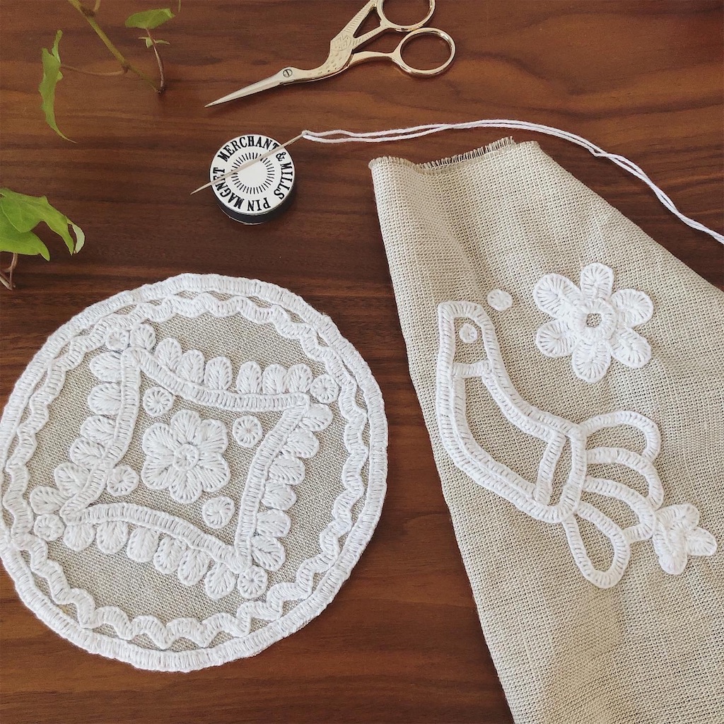 白いイーラーショシュの図案の刺繍部分完成 - ハンドメイドとちいさな