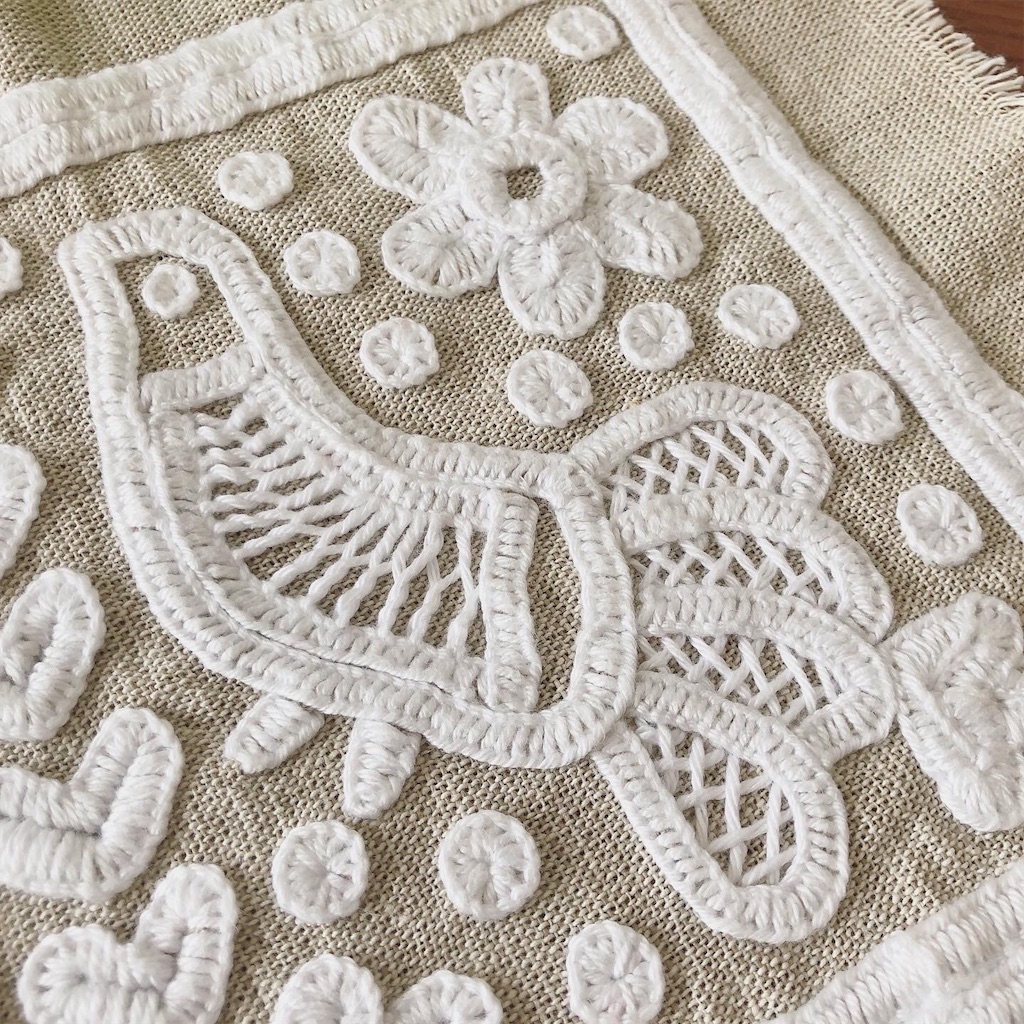 白いイーラーショシュの図案の刺繍部分完成 - ハンドメイドとちいさな
