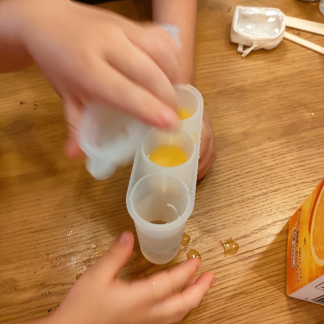 3箇所全部に飲み物入れた無印良品の製氷器