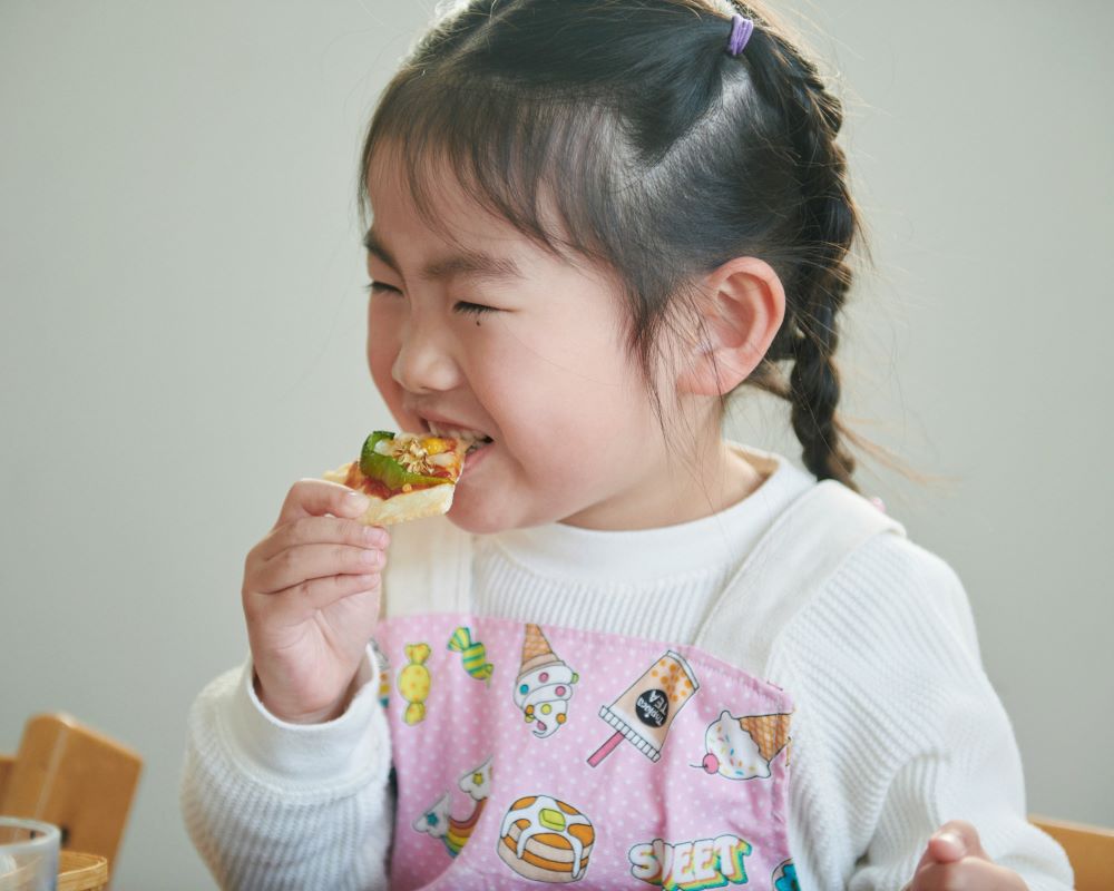 できたピザを食べている様子