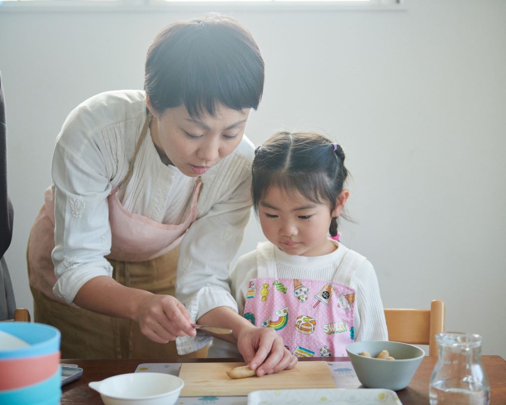 大人が子供に教えている様子